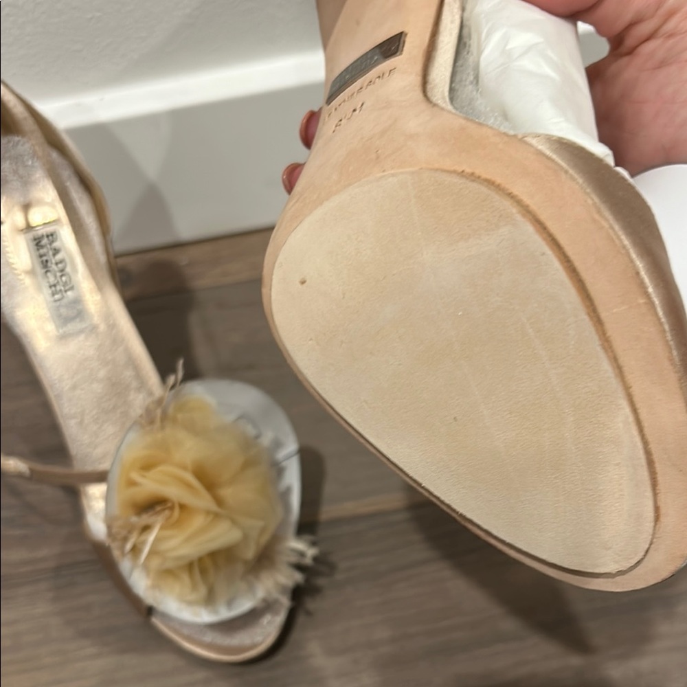 NWT Badgley Mischka beige satin heels with tulle and feather accent - Picture 5 of 8